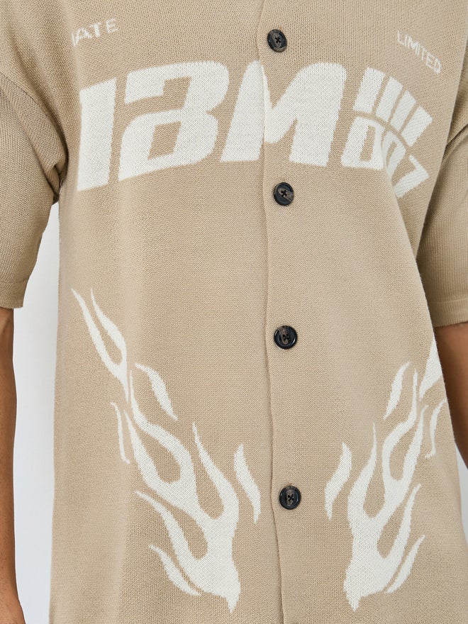 ستايلي قميص رجالي محبوك بقصة واسعة وطبعة بيج - Image 3